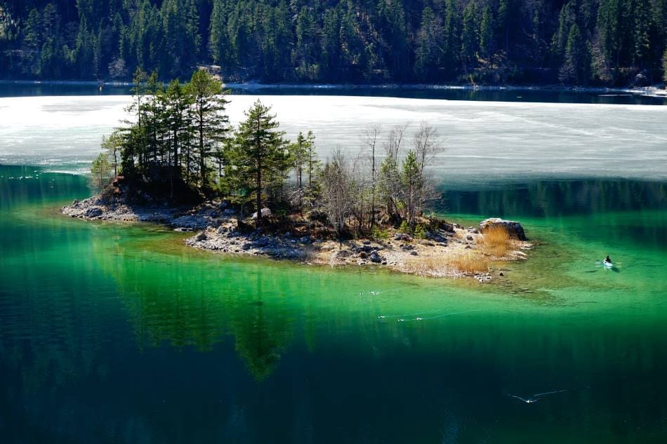 Oxygen is disappearing from rivers and lakes faster than we thought Image: Green island, lake, algae